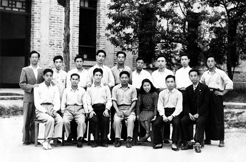 星旦在國立師范學(xué)院讀三年級時(shí)參加學(xué)生自治會主辦的員生供應(yīng)社